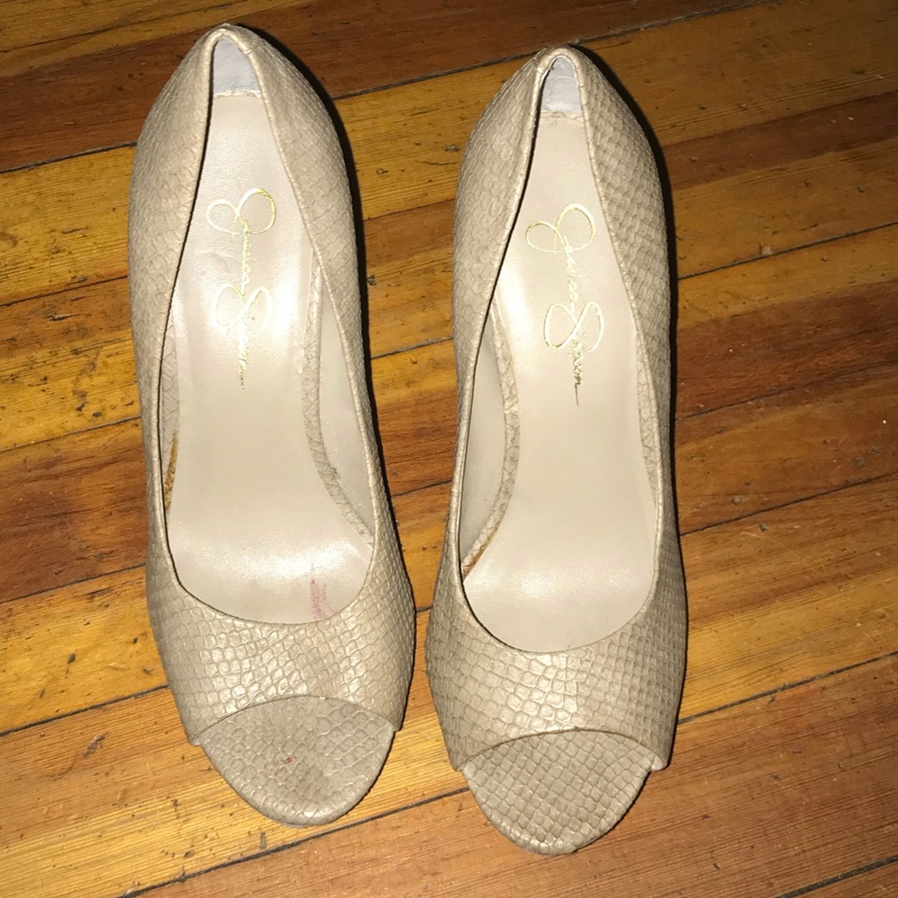 Jessica Simpson beige reptilepattern size 8 wedges